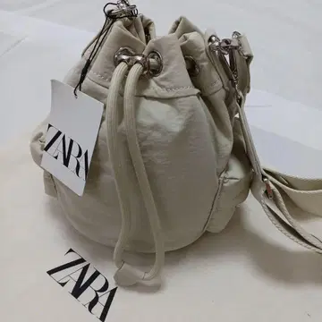 [ 최저가 ] ZARA 테크니컬 소재 미니 버킷 백 화이트 완판템