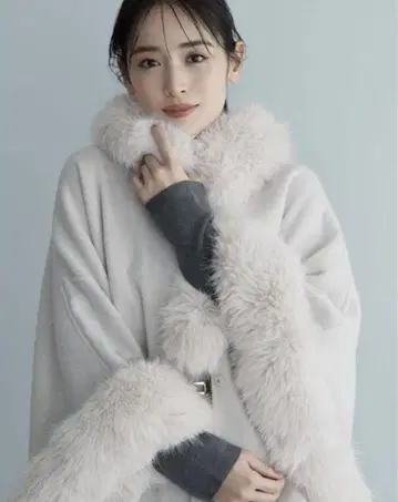 퍼 달린 미들 케이프 코트