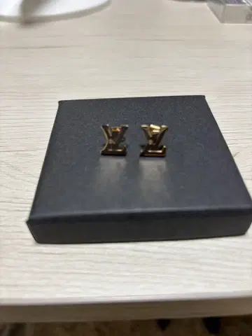로고 귀걸이