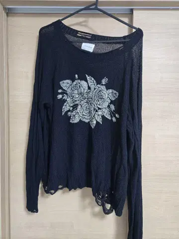꽃무늬 자수 오프숄더 블랙 니트