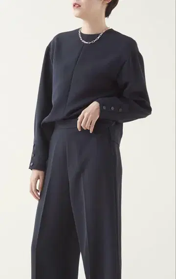 마르티니크 더블 크로스 턱 슬리브 블라우스 다크 네이비 네이비