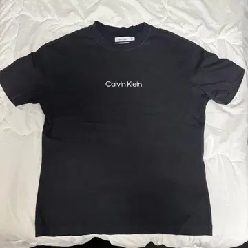 Calvin Klein 블랙 T셔츠