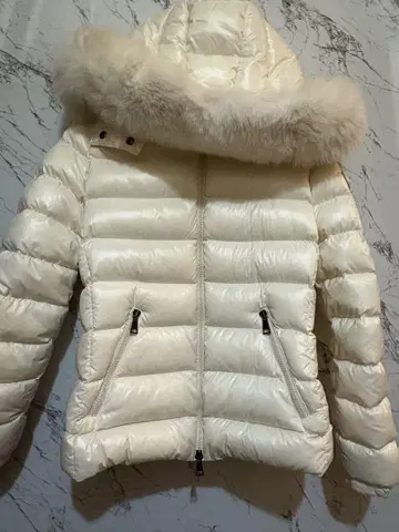 MONCLER 후드 부착 다운 자켓 화이트