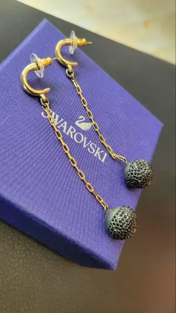 Swarovski 블랙 후프 귀걸이 체인 포함