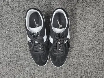 diadora 블랙/화이트 스웨이드 스니커즈