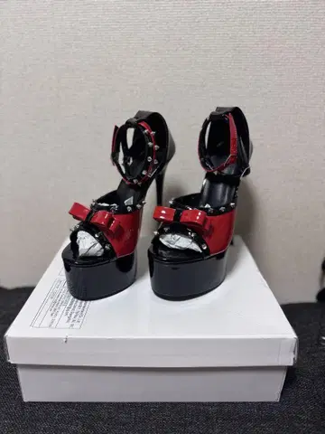 빨간색과 검은색 리본 포함 하이힐