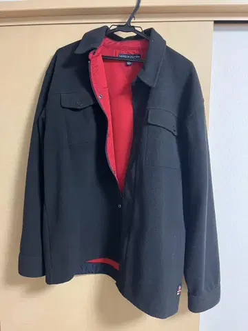 TOMMY HILFIGER 블랙 레드 플리스 자켓