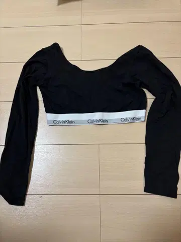Calvin Klein 크롭 T셔츠 블랙