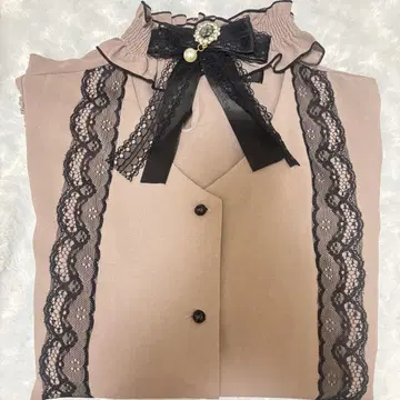ROJITA 로지타 스탠드 카라 리본 브로치 부착 블라우스 핑크