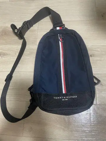 TOMMY HILFIGER 네이비 숄더백