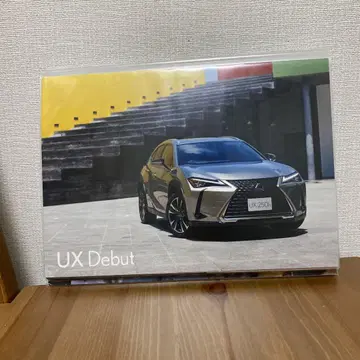LEXUS UX 250h 카탈로그와 NISSAN 잡지