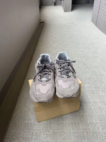 810s 스니커즈 그레이 러닝화