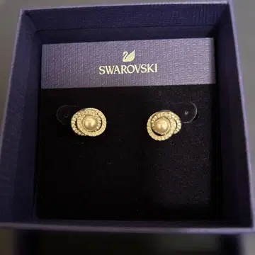 Swarovski 펄 디자인 스터드 귀걸이