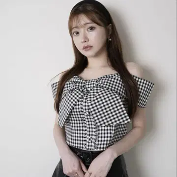 LIPSERVISE 립서비스 트위드 리본 오프숄더 상의