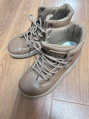 브라운 스니커즈