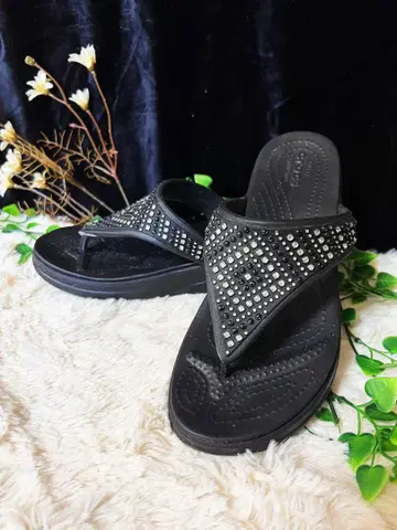 CROCS 블랙 스톤 장식 컴포트 샌들