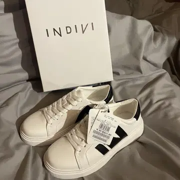 INDIVI 화이트 블랙 스니커즈