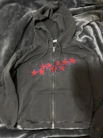 VALLAD STAR DAMAGED ZIP UP HOODIE io 착용