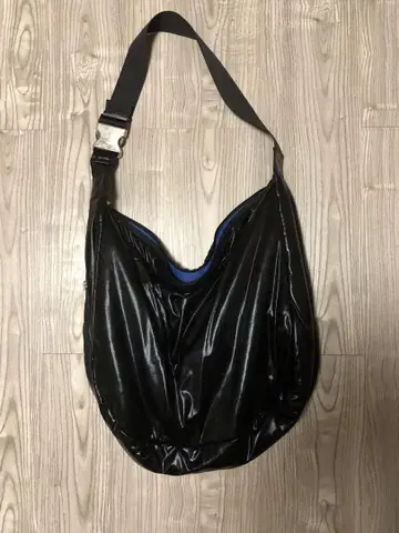 폴리에스테르 소재 메탈릭 문 충전솜 숄더백