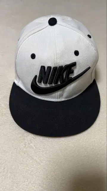 Nike 로고 캡 화이트 블랙