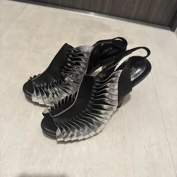 프릴 디자인 하이힐 블랙 실버