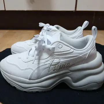 Puma 통굽 화이트 스니커즈 24.5cm