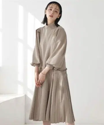 RUIRUE BOUTIQUE 인숄더 턱슬리브 플리츠 원피스