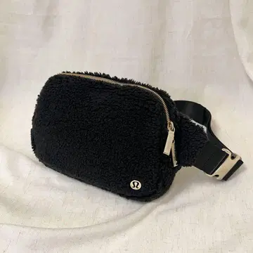 lululemon | 룰루레몬 복슬복슬 바디백 웨스트 파우치
