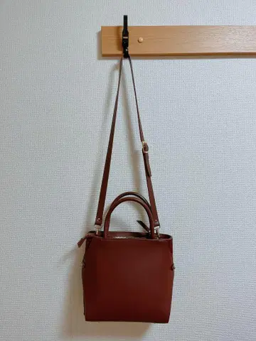 브라운 핸들 포함 숄더백