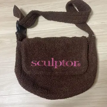 SCULPTOR 플리스 숄더백