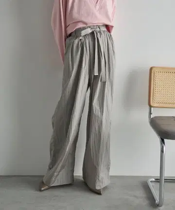 [ 새상품 ] THE YOn 샤이니 나일론 턱 와이드 팬츠 실버