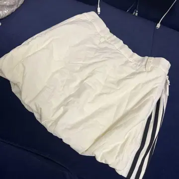 adidas 화이트 퀼팅 스커트