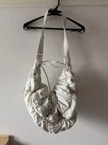 구김 숄더백