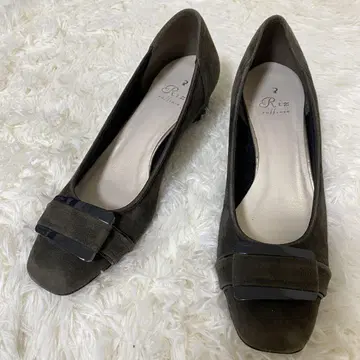 [새상품급] 리즈라피네 펌프스 버클 스웨이드 카키 24cmEEE