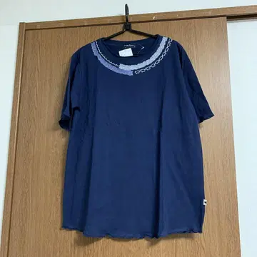 네이비 반팔 T셔츠 레이스 장식 포함