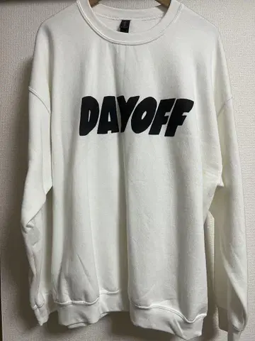 Ragelow the stand DAYOFF 프린트 화이트 맨투맨