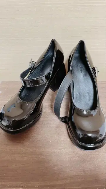 24.5cm 와이드 힐 펌프스 청키힐 스트랩 에나멜