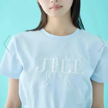 질 바이 질스튜어트 질스튜어트 리본 로고 자수 티셔츠