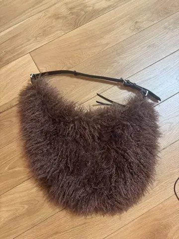 브라운 퍼 숄더백