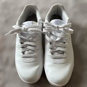 새상품급 PUMA 화이트 스니커즈
