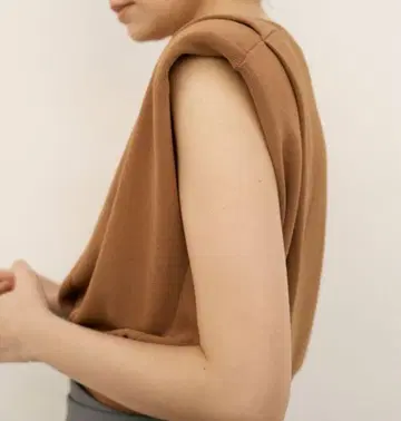 Ray BEAMS 숄더 패드 슬리브리스 니트 12100엔