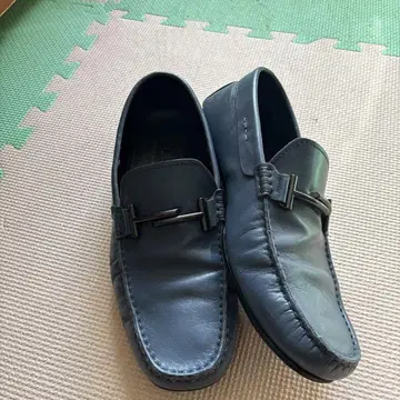 비트 장식 블랙 로퍼