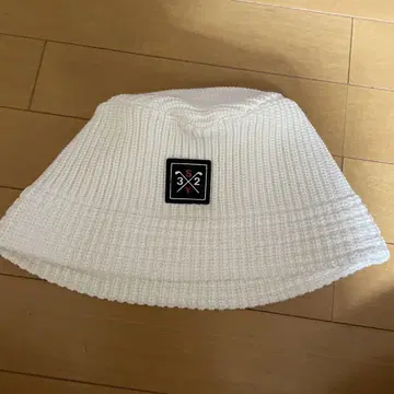화이트 버킷햇 32 로고