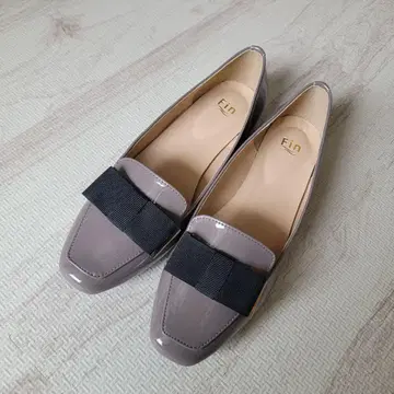 Fin 스퀘어토 리본 로퍼 에나멜 24.5cm