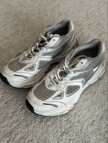 Axel Arigato 화이트/실버 메쉬 러닝화