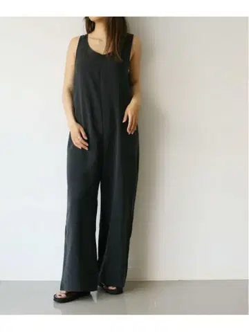 via J 피치 탱크 슬리브리스 올인원 점프슈트 블랙