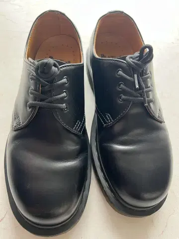 Dr. Martens 블랙 로퍼
