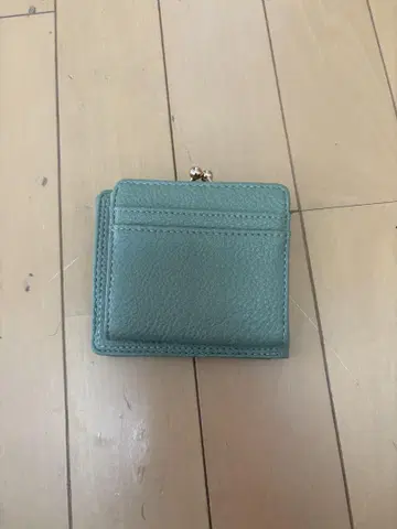 탁한 그린 색상의 접이식 지갑