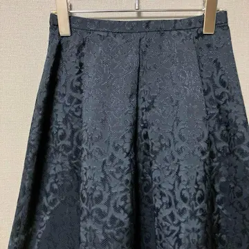 내추럴 뷰티 베이직 플레어 스커트(XS) 네이비 레이스 엠보