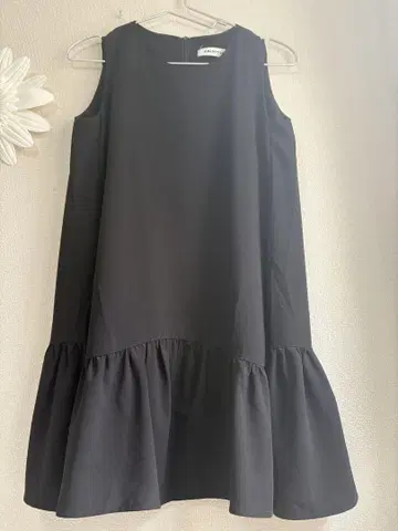 블랙 프릴 슬리브리스 원피스